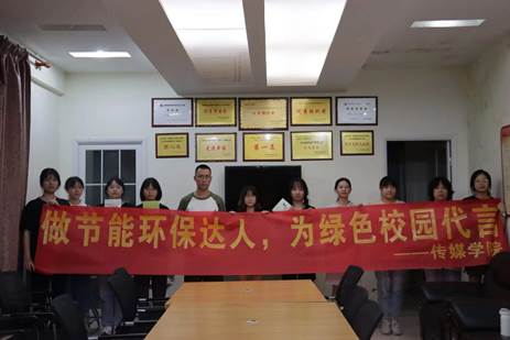 2021级新闻学与会同学与老师合影留念 2021级新闻学与会同学与老师合影留念