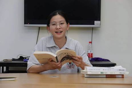 2021级新闻学张轩怡作为主持人向大家介绍书籍 2021级新闻学张轩怡作为主持人向大家介绍书籍
